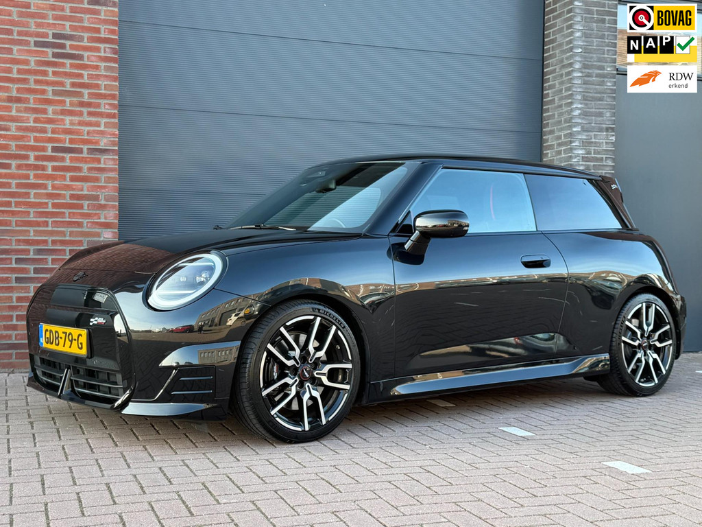 MINI Cooper E JCW M 40.7 kWh | Panoramadak | HUD | CarPlay en Android Auto 51434661-0.jpg | Signatuur Auto