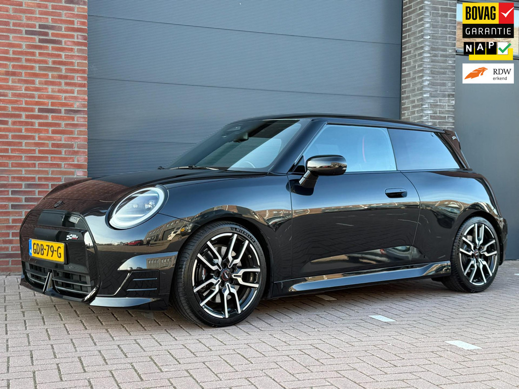 MINI Cooper E JCW M 40.7 kWh | Panoramadak | HUD | CarPlay en Android Auto | Fabrieks garantie | SOH 99% 51434661-0.jpg | Signatuur Auto